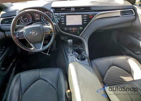 2018 Toyota Camry L z USA, uszkodzony, nr VIN 4T1B11HK1JU546457